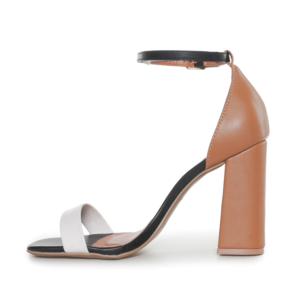 Vista lateral esquerda da sandália OSC mostrando salto grosso e detalhes das tiras off white e preta com fivela dourada.